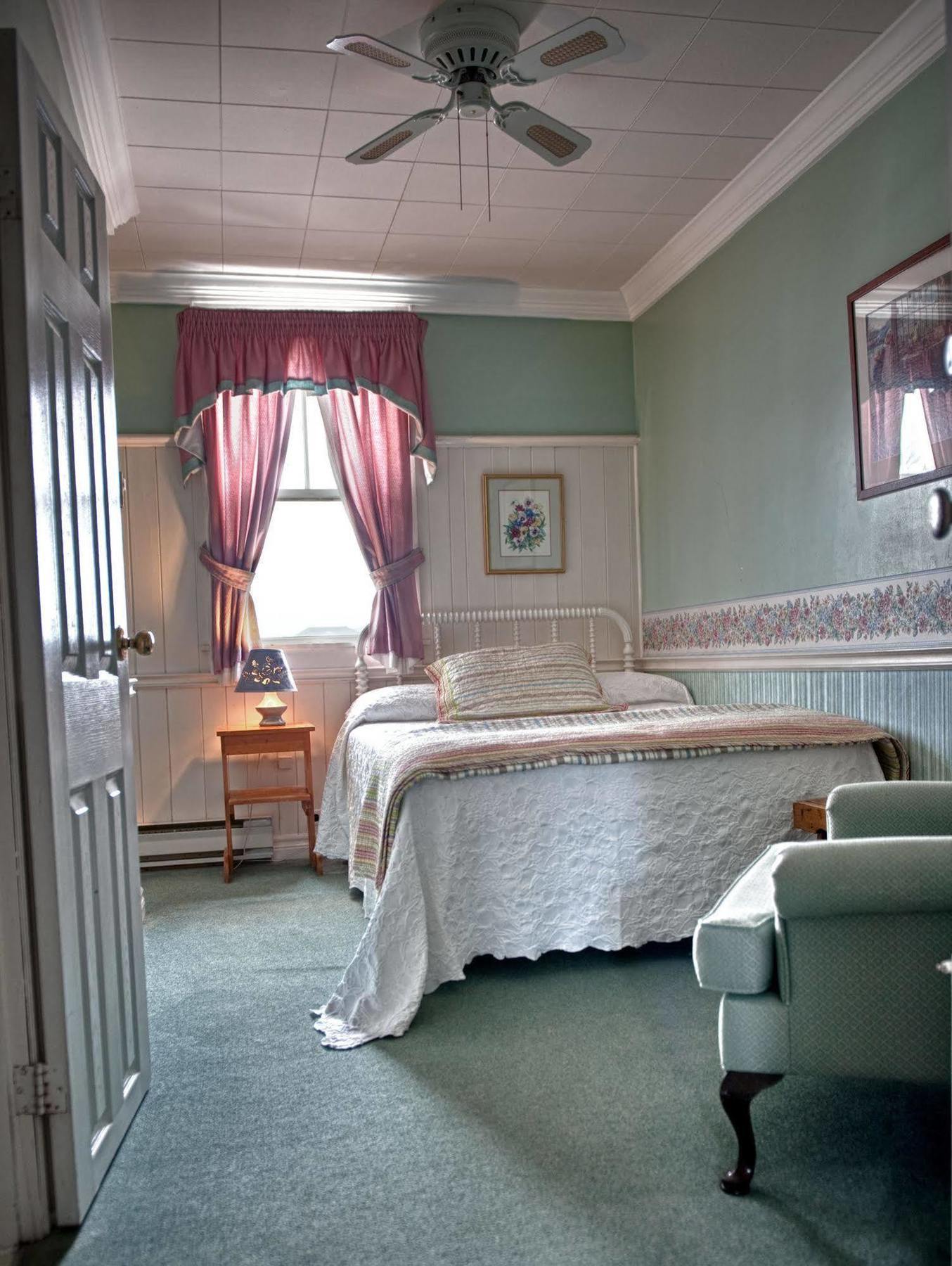 Telegraph House Motel Baddeck Exterior photo